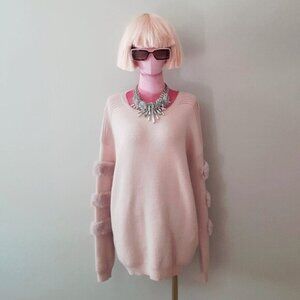 NWOT Sioni pink sweater with statement sleeves accented w/ faux fur detailing